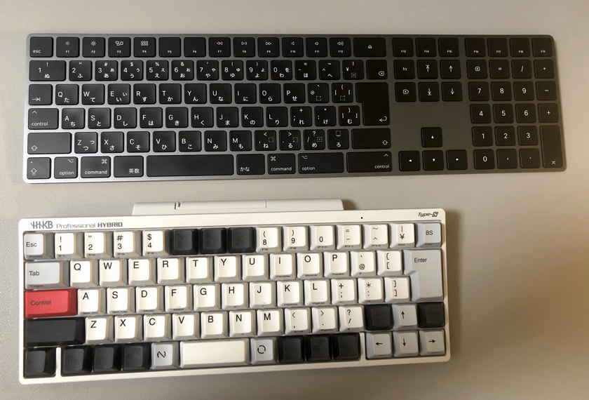 Magic KeyboardとHHKB-TYPE-Sの幅を比較している画像