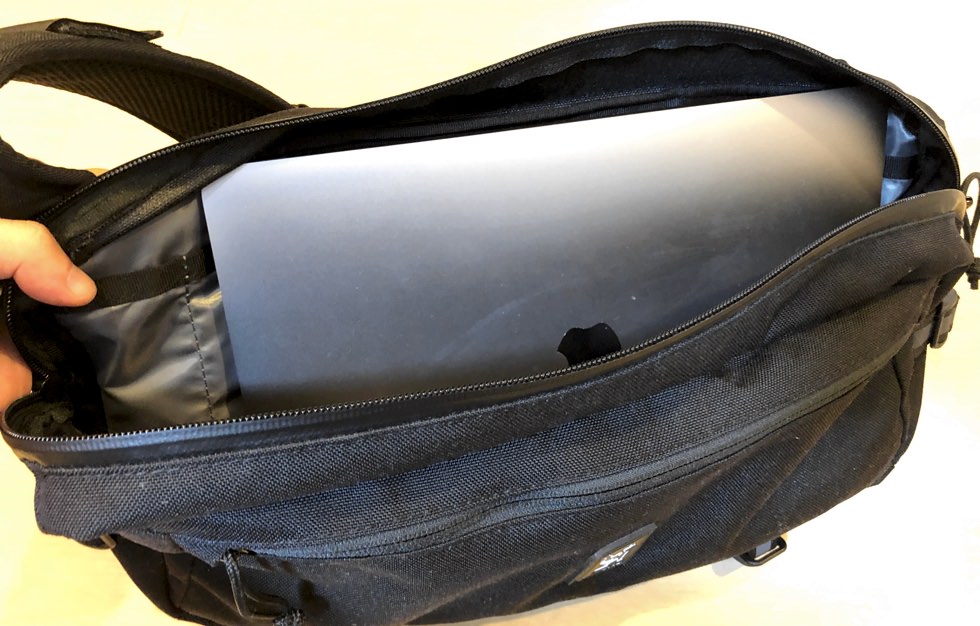 カデットにMacBook13インチを入れたイメージ画像